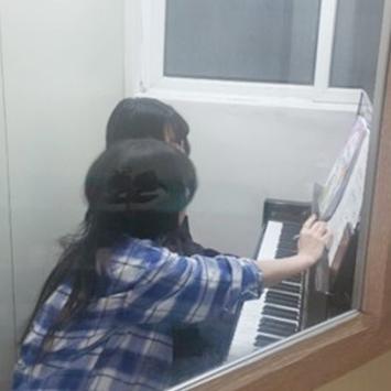 마음의 소리를 내는 피아노 건반 이미지